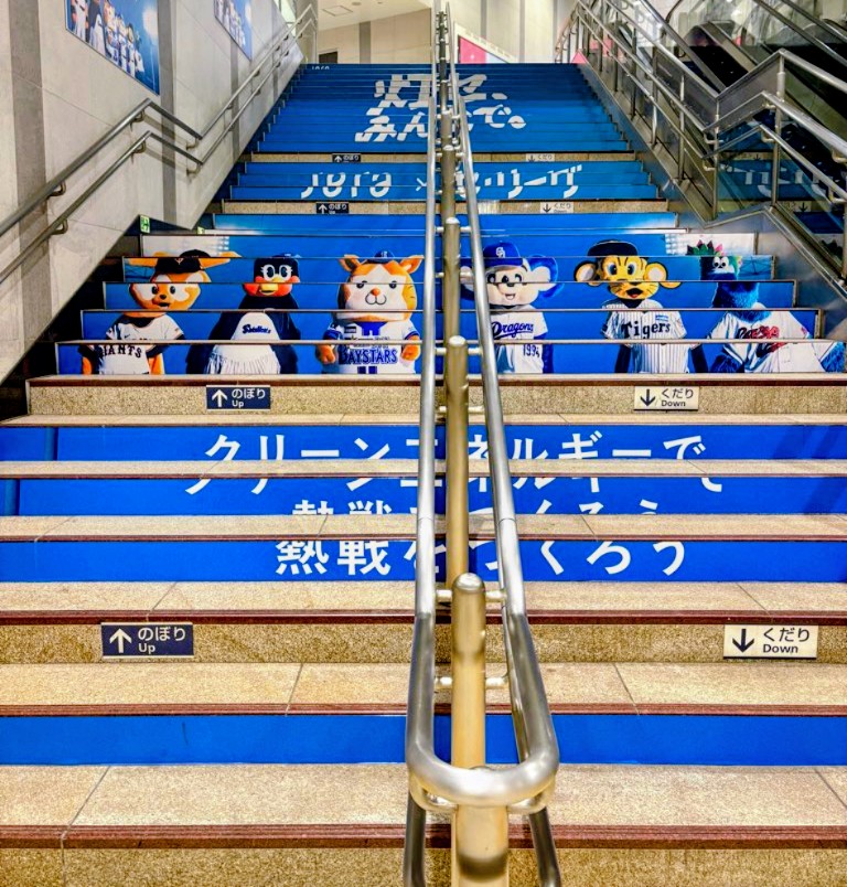chocochan_70's tweet photo. 本日は初のあめちゅう☔⚾
限定グルメ…食べたかった😭
最大の目的である つばみちゃん🐧🎀とグリーティングは無事開催され ツーショット📸撮れました🤩
つばみちゃん🐧🎀レディースユニ着用で とても小さくて可愛かった🥰
#神宮球場  #ヤクルトスワローズ
#つば九郎  #つばみ https://t.co/8gJ8vc0R6I