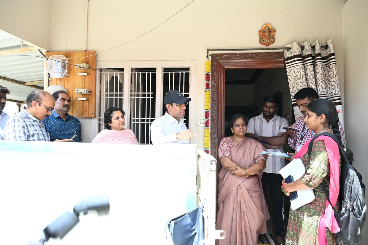 MCTTirupati's tweet photo. తిరుపతి ఆటోనగర్ లో జరుగుతున్న స్పెషల్ ఇన్సెంటివ్ రివిజన్ (SIR) ఓటర్ల జాబితా మ్యాపింగ్ ప్రక్రియను తనిఖీ చేస్తున్న జిల్లా కలెక్టర్ డా.ఎస్.వెంకటేశ్వర్, నగరపాలక సంస్థ కమిషనర్ శారదా దేవి, తదితరులు.
#MCT #Tirupati #tsccl #SIR https://t.co/zDxVs4yIVm