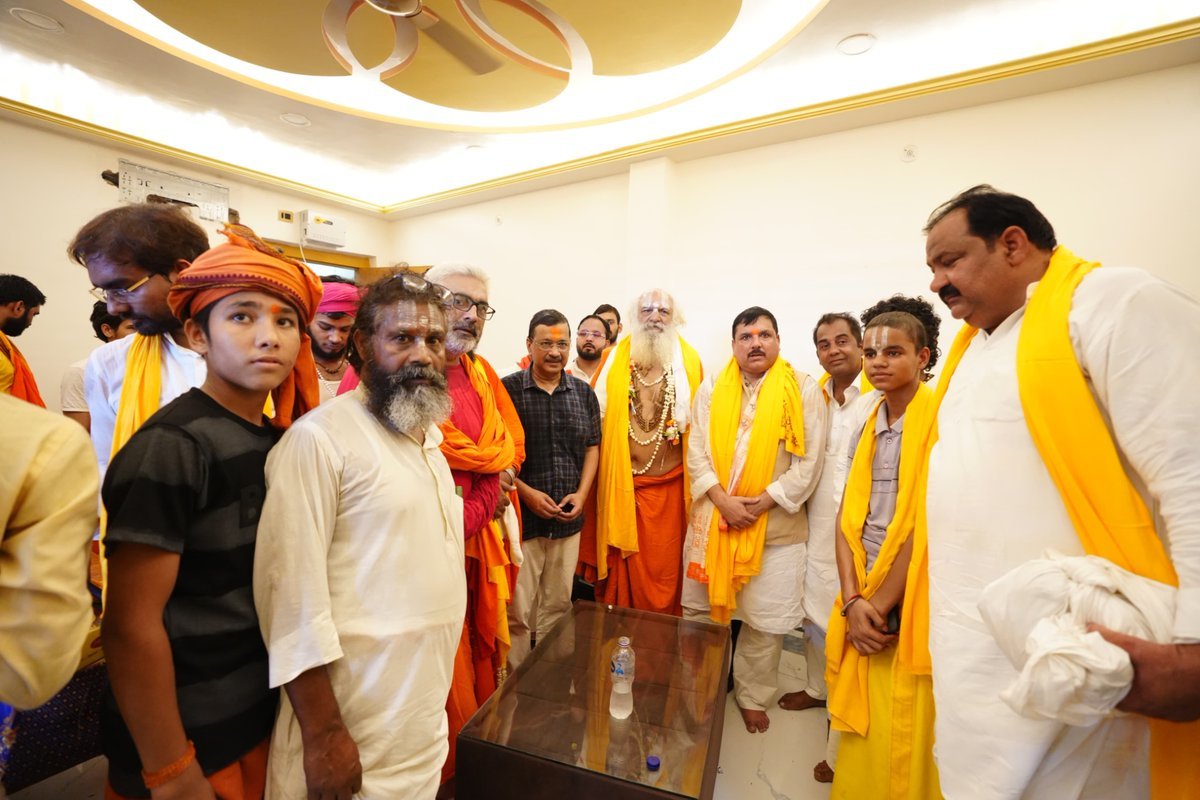 AAPGauravSingh's tweet photo. अतुलितबलधामं हेमशैलाभदेहं
दनुजवनकृशानुं ज्ञानिनामग्रगण्यम्।
सकलगुणनिधानं वानराणामधीशं
रघुपतिप्रियभक्तं वातजातं नमामि॥

हनुमानगढ़ी में मारुति नंदन श्री हनुमान जी का आशीर्वाद लेने पहुंचे अरविंद केजरीवाल।🙏🏻 https://t.co/hQZa8pknlM