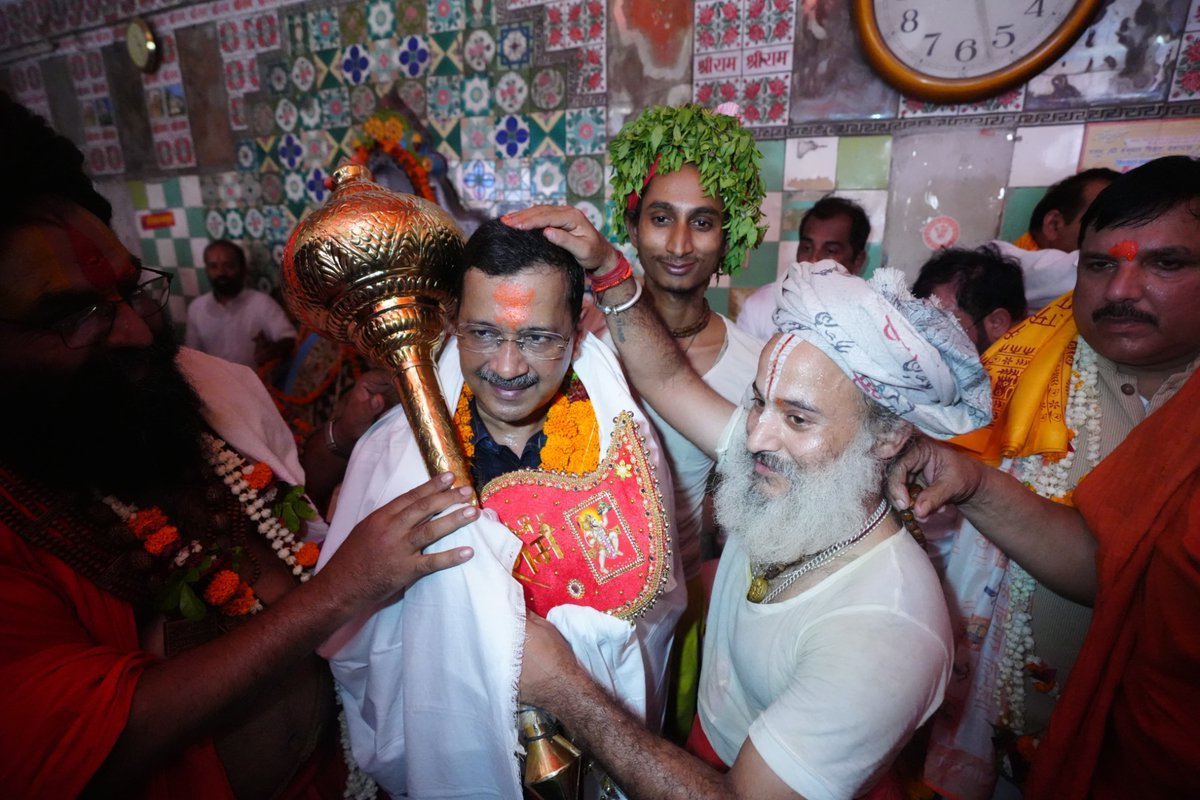AAPGauravSingh's tweet photo. अतुलितबलधामं हेमशैलाभदेहं
दनुजवनकृशानुं ज्ञानिनामग्रगण्यम्।
सकलगुणनिधानं वानराणामधीशं
रघुपतिप्रियभक्तं वातजातं नमामि॥

हनुमानगढ़ी में मारुति नंदन श्री हनुमान जी का आशीर्वाद लेने पहुंचे अरविंद केजरीवाल।🙏🏻 https://t.co/hQZa8pknlM