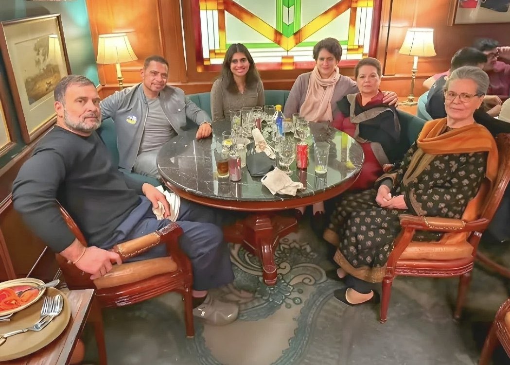 RituChoudhryINC's tweet photo. हमारे संविधान के रक्षक। ✊️

🇮🇳🫡 https://t.co/YQVgwrlphX