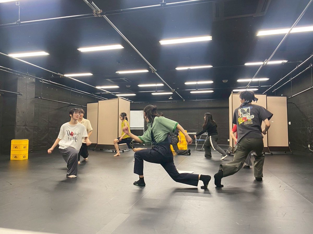 e_9ru3_'s tweet photo. ルーレットですかってね

集合って言ったら丸くなるよね、舞台の人たち
みんなで稽古前にアップやったりとかもしてます☺️☺️
🎫 https://t.co/bu3oAT93m4 https://t.co/3peh9xGmN6