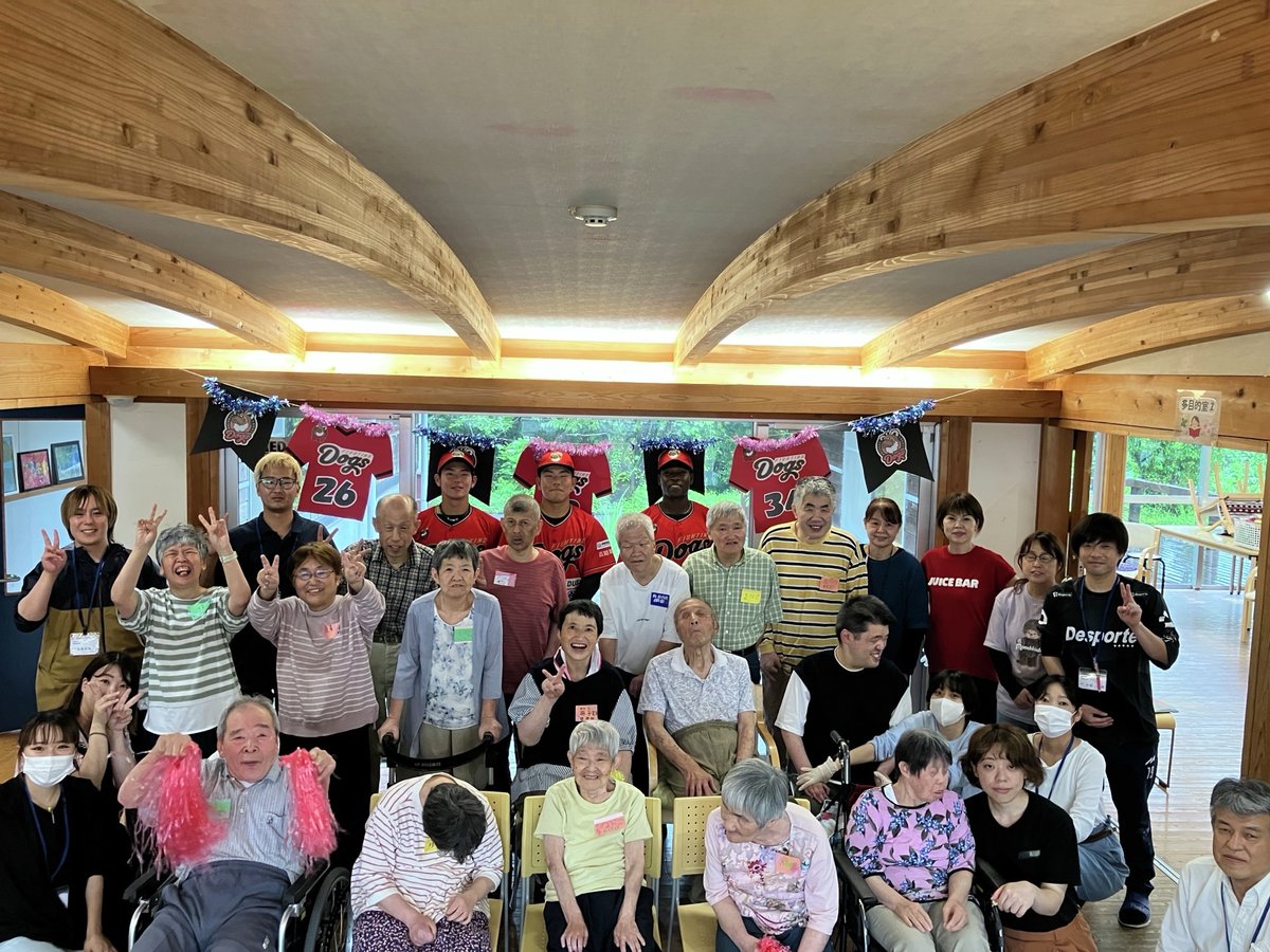 fightingdogs_dk's tweet photo. 【6.24 昭和会 福祉事業所えぼし 交流イベント🎉】

6/24（水）社会福祉法人昭和会 福祉事業所えぼしにて、
利用者の皆様との交流イベントを行いました！

今回は、
#サンフォラシィナ 選手
#三枝優大 選手
#吉川正太郎 選手
が事業所に訪問し、利用者の方と交流🙌

昼食を一緒に食べた後は、
キャッチボールやストラックアウトを実施🔥

野球を通じ、利用者の皆様に
からだを動かす楽しさや野球の難しさを
実感してもらえました💪

えぼしの皆様、ありがとうございました🙇
今後もファイティングドッグスの応援を
よろしくお願いします！

#高知ファイティングドッグス
#kochifigtingdogs
#四国アイランドリーグplus