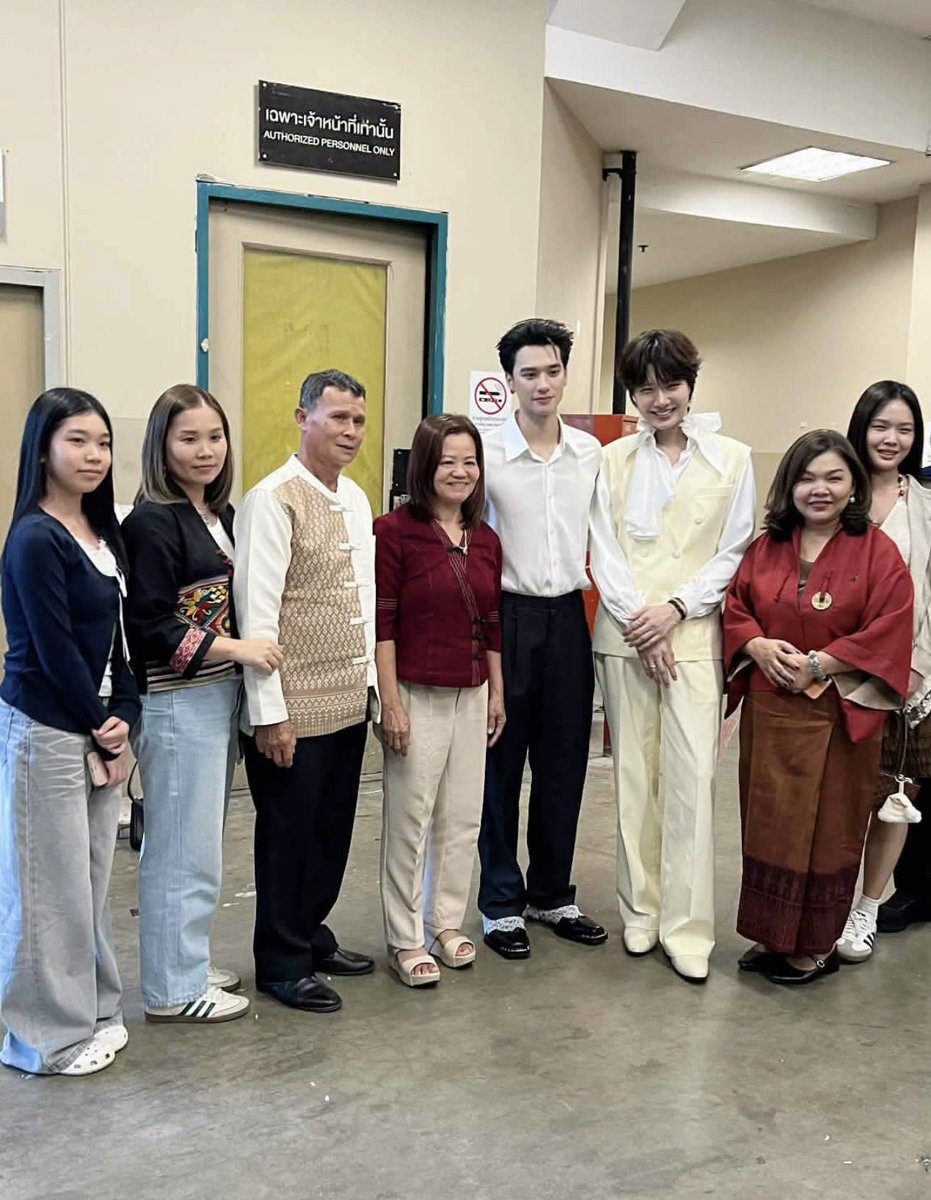 staywithharit's tweet photo. พี่ยุ้ยมาลงรูปครอบครัวบัวเมือง 🫠 https://t.co/XvyW9161wy
