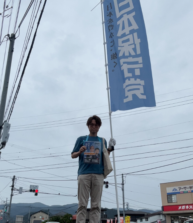 RC219691172's tweet photo. 保守党チーム信州　北信
北信のマリオさんが
中野市江部交差点
15時半〜17時まで旗見せしました
途中小雨がありましたが天気はもちました☁️
今日は下校中の中学生に遭遇🏫
その中の1人が家庭で保守党の話題があったのか興味持って近づいて来てくれました🚶‍♂️‍➡️
保守の教育は学校ではないでしょうからこういう機会は貴重だなと思いチラシを渡したら喜んでいました☺️