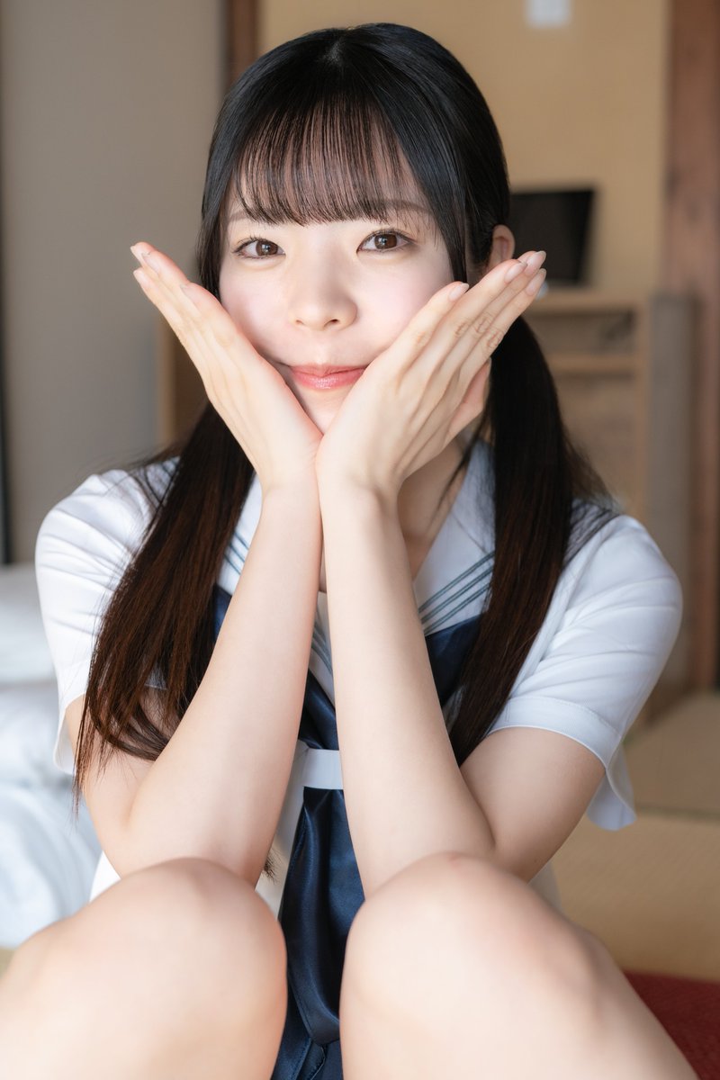 aurora_capture's tweet photo. 両手で頬を包んで、にっこり。
おさげが似合う、あどけない笑顔。

無邪気な表情に、きゅんと胸を掴まれる。
守ってあげたくなるような、愛らしい仕草に目が離せません🫶

#佐野葉月 (@Sano_Hazuki )
#オフショット #オーロラプロジェクト https://t.co/Bj1WyH3C5L
