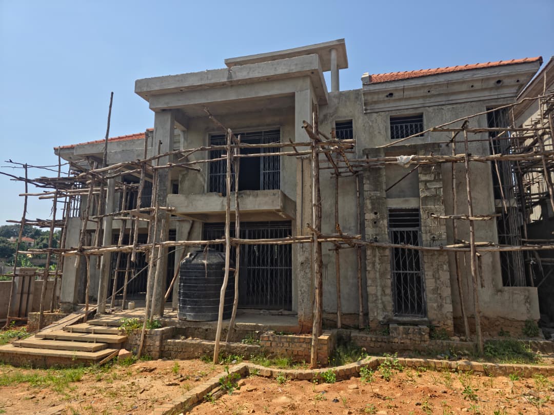 KMT_properties's tweet photo. Shell house on quick sale in kyanja 6 bedrooms 6 bathrooms 2 sitting dining kitchen on 17 decimals at 500m Whatsapp or call 0786396665 https://t.co/nfqoYXzKla