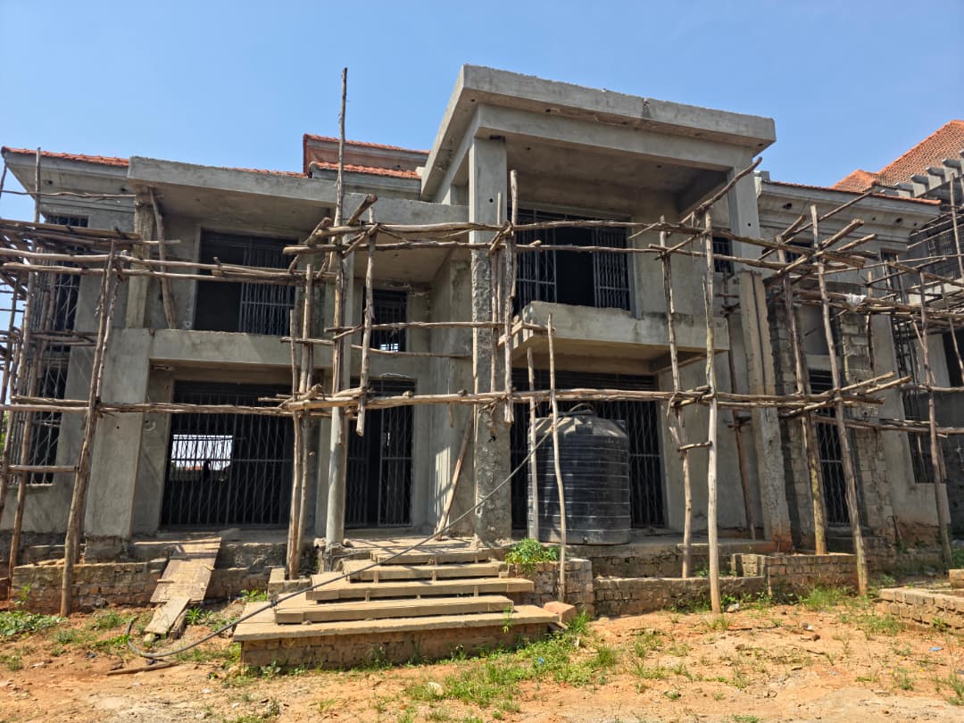 KMT_properties's tweet photo. Shell house on quick sale in kyanja 6 bedrooms 6 bathrooms 2 sitting dining kitchen on 17 decimals at 500m Whatsapp or call 0786396665 https://t.co/nfqoYXzKla