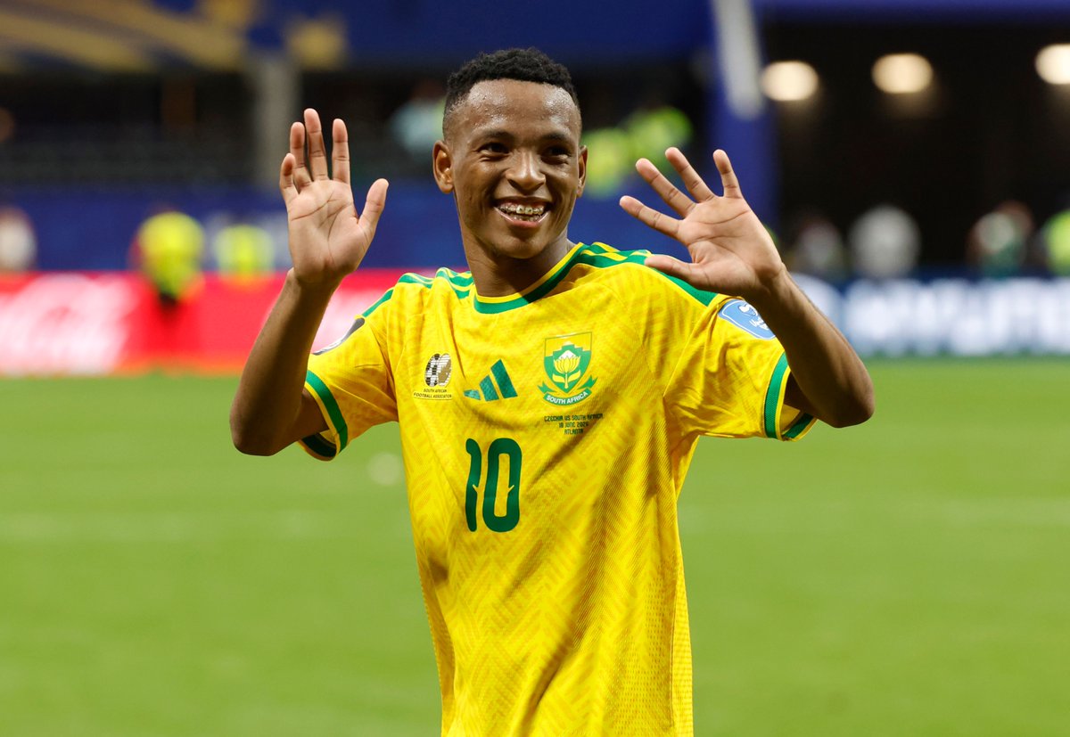 iDiskiTimes's tweet photo. 𝗙𝗢𝗥𝗧𝗨𝗡𝗘 - 𝗥𝗘𝗟𝗘 𝗛𝗔𝗦 𝗧𝗢 𝗟𝗘𝗔𝗩𝗘 𝗦𝗔 𝗡𝗢𝗪 

“The only thing I wanted to say when I saw him is that he needs to leave South Africa.

“This talent is a waste, I’m sorry if I’m….I want that talent to go to the next level. Playing at that level against such a top team in the group and putting that performance, oh my goodness.

“He’s got to go, I’m not being the bad person here but he has to go.”

[via @SportyTV]