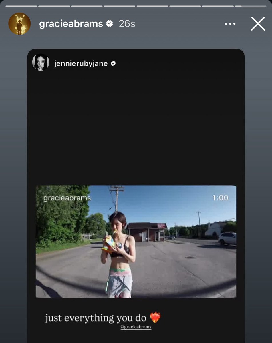gracieabramsbg's tweet photo. Gracie and Jennie crumbs  our gals supporting each other 😭 https://t.co/9MerHryL7c