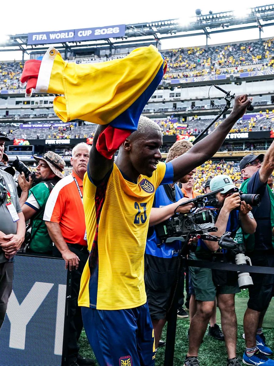 Floydchels's tweet photo. 🚨🎙️ Jose Mourinho after Ecuador beat Germany yesterday 

🗣️ “Caicedo is the most underrated player in the world. Currently the best defensive midfielder in the world for me. People know I love having black players as DM, I love him”. 👏 https://t.co/TezMdokHya