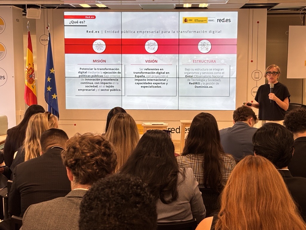 redpuntoes's tweet photo. 🤝 Compartir conocimiento también es construir futuro.
Hoy recibimos en https://t.co/SZ456kZSeT a participantes del XXI Programa Jóvenes Líderes Iberoamericanos de @Red_Carolina para reforzar el diálogo y la cooperación en torno a la transformación digital y la IA. https://t.co/fTN6WUm56J