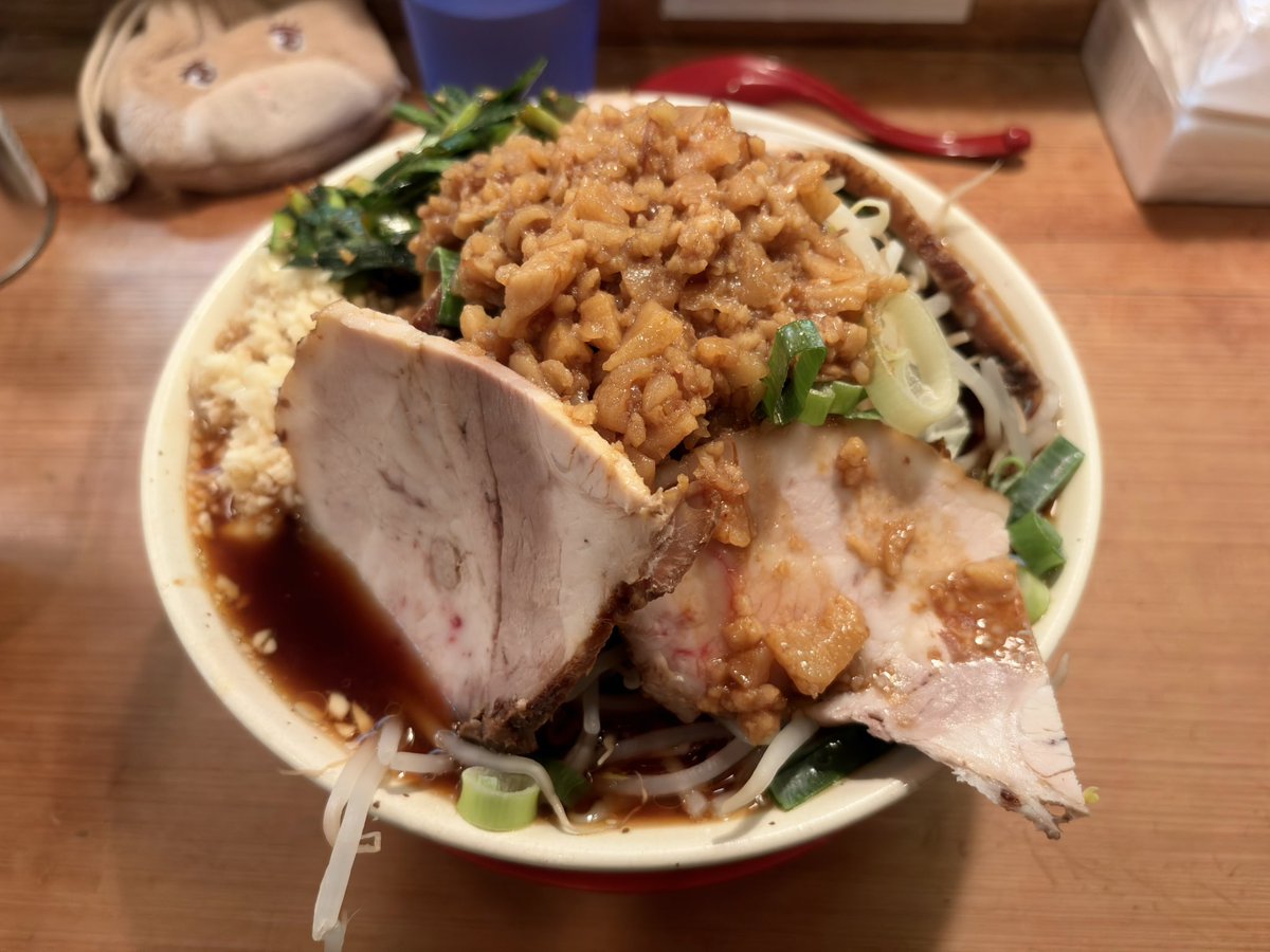 らーめん やまちゃんさん🍜 ﾗｰﾒﾝ400g＋ﾁｬｰｼｭｰ増し＋ｱﾌﾞﾗﾆﾝﾆｸ＋辛ﾆﾗ