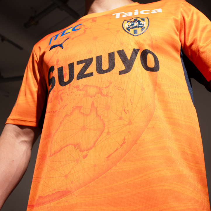 spulse_goods's tweet photo. ◢◤2026/27 SEASON UNIFORM◢◤

『SHIMIZUから、世界へ』
クラブの原点であり、象徴でもある「地球儀」デザインが再びユニフォームに刻まれる。

🔗https://t.co/NRvGZ8ryvr

#spulse #spulsegoods

◇先行販売期間
公式オンラインストア：7月6日(月)18:00～7月13日(月)12:00
S-PULSE STORE清水店：7月7日(火)11:00～7月12日(日)19:00