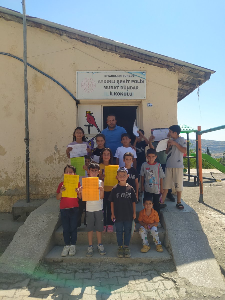 SehitDundar's tweet photo. Öğrencilerimize karnelerini  dağıttık hediyelerini verdik mutlu güzel bir tatil geçirmelerini dileriz https://t.co/4kITNY8icQ