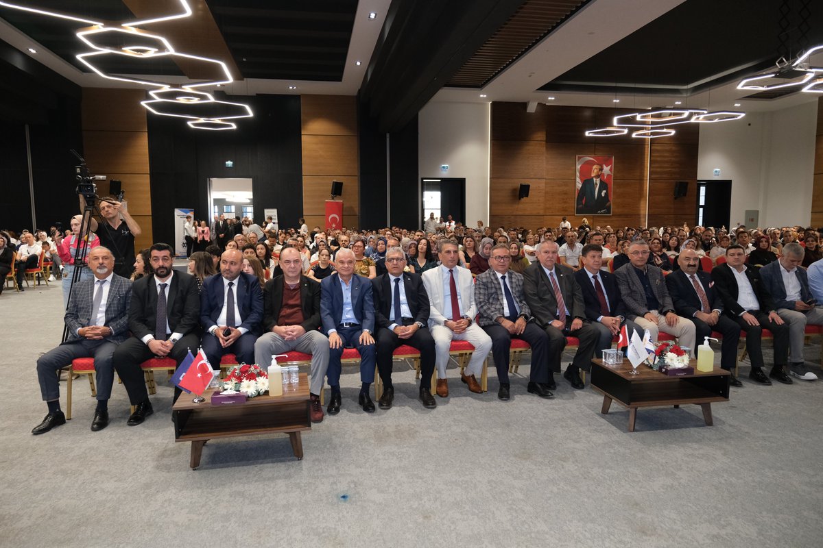 eskisehirto's tweet photo. ETO Başkanı Metin Güler, Yönetim Kurulu Üyemiz Ali Ateş ve Meclis Üyemiz Halil Karahisar, Özel EOSB Mesleki ve Teknik Anadolu Lisesi mezuniyet törenine katıldı. https://t.co/ETw9ESIZsB