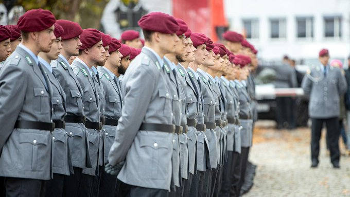jurgen_nauditt's tweet photo. Das neue Wehrdienst-Modell droht tatsächlich zum Flop zu werden. 

Fast 300.000 Anschreiben bis Mitte Juni 2026 wurden verschickt – 153.200 davon an Männer (verpflichtend) und rund 145.000 an Frauen und andere (freiwillig). 
Das Ergebnis nach knapp fünf Monaten: nur etwas mehr als 530 feste Zusagen für einen freiwilligen Wehrdienst 2026. Rund 1.500 Musterungen und Assessments wurden durchgeführt, weitere 600 stehen an.

Bei den Frauen liegt die Rücklaufquote bei etwa 4 Prozent – also haben 96 Prozent gar nicht geantwortet. Das ist kein kleines Detail, sondern ein strukturelles Desaster: Die Hälfte der Zielgruppe wird praktisch komplett verpasst. 

Wie soll damit die Bundeswehr aufgestockt werden?Die Rechnung ist brutal einfach:
Von 298.200 angeschriebenen Personen → 530 Rekruten. Das ist eine Konversionsrate von unter 0,2 Prozent. Selbst wenn man optimistisch hochrechnet und das volle Jahrgangsvolumen von ca. 650.000–700.000 berücksichtigt, bleibt der Ertrag lächerlich gering.

Die Bundeswehr braucht jährlich Tausende zusätzliche  Soldaten, um überhaupt spürbar zu wachsen (aktuell liegt die Personalstärke deutlich unter den selbst gesetzten und NATO-erwünschten Zielen). Mit diesem Modell wird das in absehbarer Zeit nicht passieren. 

Wie lange soll das dauern? Jahre? Ein Jahrzehnt? Ewig?

Das Modell setzt auf Freiwilligkeit, sanfte Anreize und einen Fragebogen. Die Realität zeigt: Das reicht nicht. Mehr als jeder fünfte junge Mann signalisiert zwar minimales Interesse – aber nach Telefonat, Musterung und Entscheidung bleibt nur ein winziger Bruchteil übrig. Bei den Frauen praktisch gar keine.

Das ist keine „erste positive Bilanz“, wie das Verteidigungsministerium es darstellt, sondern ein klares Signal, dass die Bereitschaft in der jungen Generation deutlich überschätzt wurde.

Ein freiwilliges Modell mit Pflichtfragebogen für Männer und völliger Ignoranz bei Frauen ist ein politischer Kompromiss auf Kosten der Effektivität. Es wirkt, als wolle man das Problem lösen, ohne es wirklich lösen zu wollen. 

Dank dem perversen putin in Moskau ist die Sicherheitslage  ernst. Die Zahlen sind es auch – nur leider in die falsche Richtung. Mit diesem Ansatz wird die Bundeswehr nicht aufgestockt