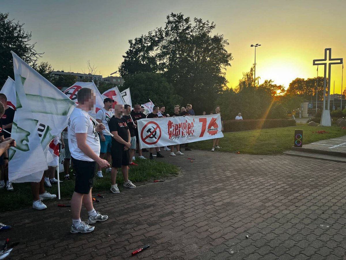 Autonom_PL's tweet photo. "Gdyby nie Ursus, gdyby nie Radom..."

W okrągłą 50 rocznicę wydarzeń z warszawskiego Ursusa, Radomia i Płocka, które stały się symbolem rewolty '76 i walki o wolność oraz godność, Autonomiczni Nacjonaliści nie zapomnieli o bohaterstwie i poświęceniu robotników. Delegacja aktywistów z Warszawy wzięła udział w upamiętnieniu strajków z 1976r. w Ursusie.