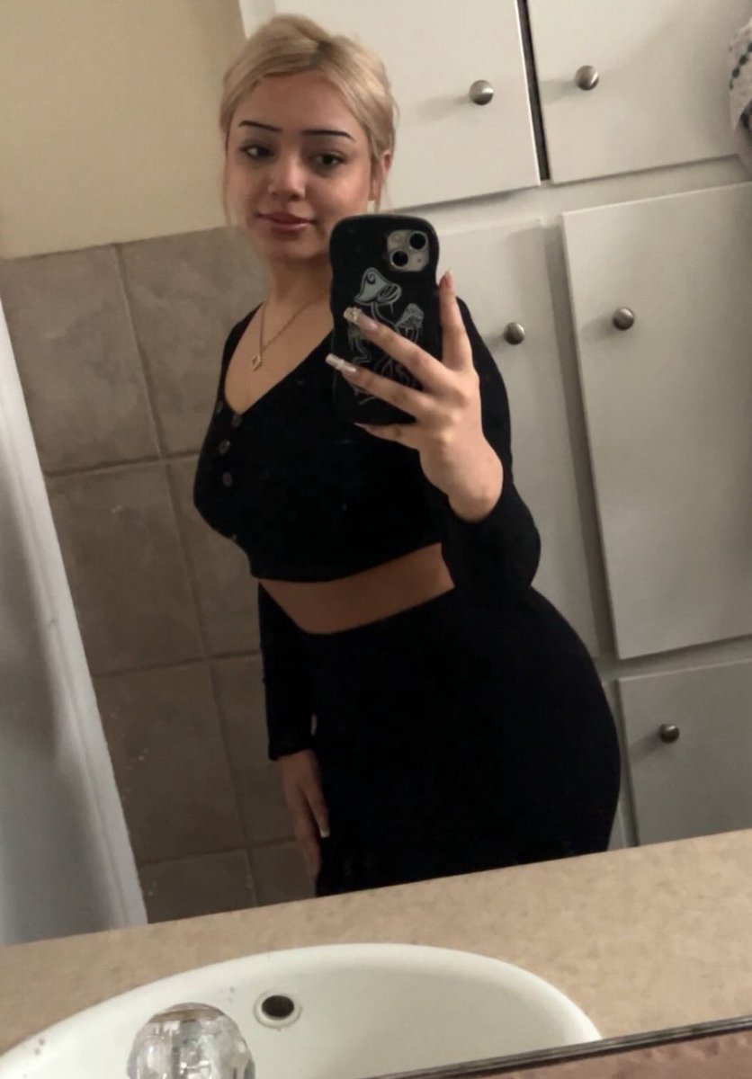 SpinMyV's tweet photo. Natalie showing off that arch 😵‍💫😵‍💫 https://t.co/OC0PJz3wpd