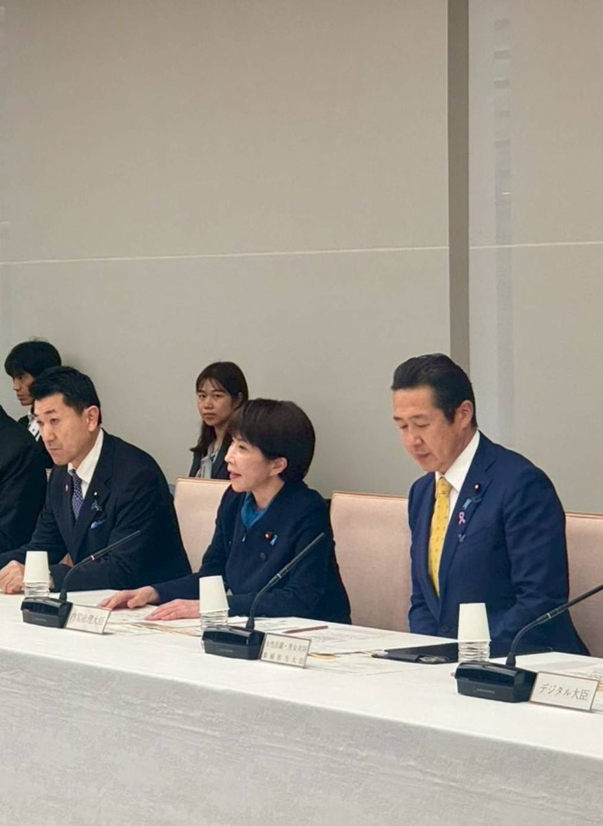 0024youhei's tweet photo. 昨日は、衆議院本会議出席後、外務大臣政務官として、外交記録公開推進委員会で委員長を務めました。

外交文書の公開については、外部の有識者委員の方々と議論を重ねるだけでなく、外交記録のデジタル化等も推進しています。

外交記録を皆様がより利用しやすくなるよう、これからも取り組みを進めていきます。

    続いて、官邸で行われた第16回すべての女性が輝く社会づくり本部・第26回男女共同参画推進本部合同会議に出席しました。

高市総理御臨席の下で女性版骨太の方針などが扱われ、関係大臣から御説明いただくとともに、高市総理から女性活躍についての御指示を賜りました。

私もこれまで、UN Women（国連女性機関）などの関連国際機関と会談を行ったり、WPS（女性・平和・安全保障）に関連した各種行事などで各国大使と女性活躍政策について意見交換を行ってきました。

引き続きこの分野でも外交努力を続けてまいります。

    本日も衆議院本会議に出席し、公職選挙法と情報流通プラットフォーム対処法の改正案の採決が行われ、可決されました。

来春に統一地方選挙を控える中で、SNSなどを通じての偽情報・誤情報について、情報プラットフォーム運営事業者に、選挙の公正を害さないよう措置を求めるなどの責務を規定しています。

またAIで作成された画像、動画などについては表示義務を課すなどもしています。

インターネット社会となった今、SNSなどにより選挙の公正が害されないよう、しっかり取り組む必要があります。

    続いて、アフリカ各国の元首脳を招いた笹川平和財団主催の国際シンポジウムに出席し、外務大臣政務官として御挨拶をさせていただきました。

国際情勢が一層厳しさを増す中で、アフリカとの連携強化の必要性がかつてなく高まっています。

今回のシンポジウムは、笹川平和財団がアフリカ賢人会議を主催するのに伴って開催されました。

民間の立場からも日本とアフリカをつなぐ機会の創出が力強く進められていることを心強く感じ、敬意を表します。

私も高市内閣の一員として、今後も日アフリカ関係の深化に取り組む所存です。

明日は、台風7号・8号による荒天が予想されます。
国土交通省、江戸川区をはじめ関係機関と連携をとりながら、水害対策、避難措置などに留意します。

#江戸川区
#衆議院議員
#外務大臣政務官