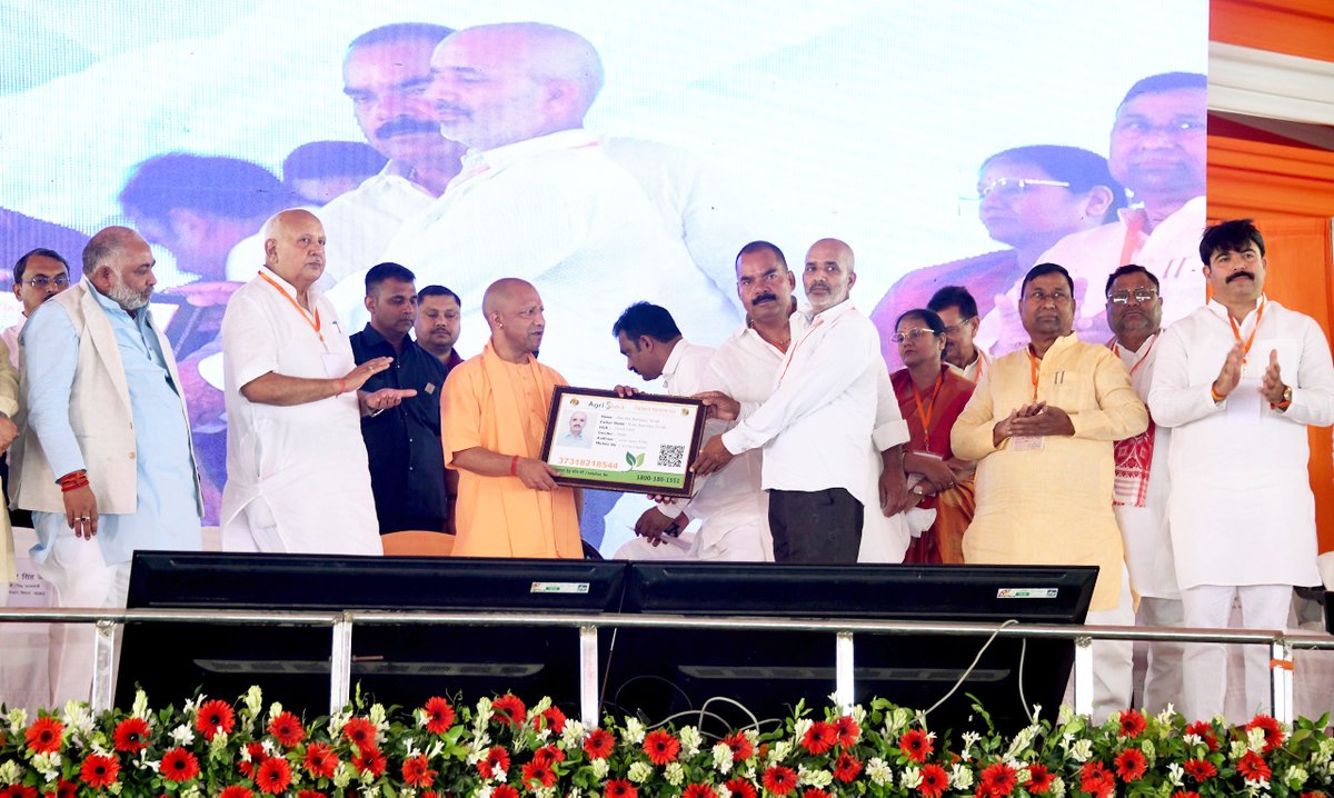 myogiadityanath's tweet photo. बाबा दुग्धेश्वर नाथ, बाबा महेंद्र नाथ की पावन धरा व महर्षि देवरहा बाबा की पावन साधना स्थली जनपद देवरिया के सर्वांगीण विकास हेतु आज ₹456 करोड़ से अधिक लागत की विभिन्न विकास परियोजनाओं का लोकार्पण एवं शिलान्यास कर समृद्ध देवरिया की आधारशिला को और सुदृढ़ किया।

इस अवसर पर विभिन्न जनकल्याणकारी योजनाओं के लाभार्थियों को चेक एवं प्रमाण-पत्र वितरित किए।

देवरिया में निवेश आ रहा है, हमारे नौजवानों को नौकरियां मिल रही हैं, कनेक्टिविटी इतनी बेहतरीन हो गई है कि विकास आपके द्वार तक पहुंच रहा है।

जनपद वासियों एवं लाभार्थियों को हार्दिक बधाई एवं शुभकामनाएं।
