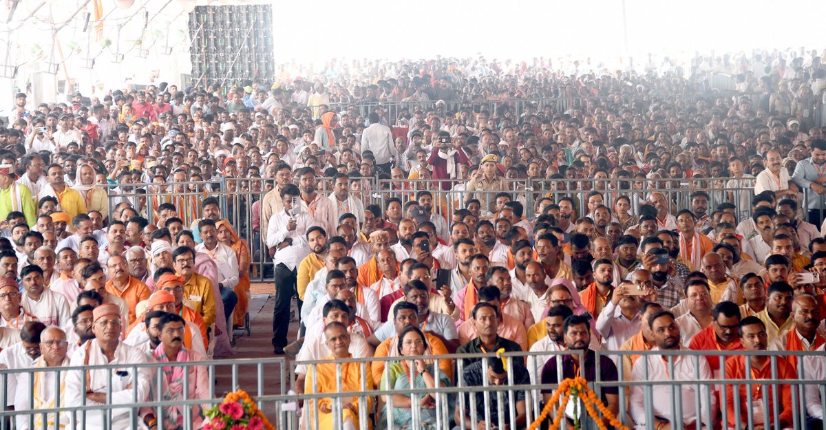 myogiadityanath's tweet photo. बाबा दुग्धेश्वर नाथ, बाबा महेंद्र नाथ की पावन धरा व महर्षि देवरहा बाबा की पावन साधना स्थली जनपद देवरिया के सर्वांगीण विकास हेतु आज ₹456 करोड़ से अधिक लागत की विभिन्न विकास परियोजनाओं का लोकार्पण एवं शिलान्यास कर समृद्ध देवरिया की आधारशिला को और सुदृढ़ किया।

इस अवसर पर विभिन्न जनकल्याणकारी योजनाओं के लाभार्थियों को चेक एवं प्रमाण-पत्र वितरित किए।

देवरिया में निवेश आ रहा है, हमारे नौजवानों को नौकरियां मिल रही हैं, कनेक्टिविटी इतनी बेहतरीन हो गई है कि विकास आपके द्वार तक पहुंच रहा है।

जनपद वासियों एवं लाभार्थियों को हार्दिक बधाई एवं शुभकामनाएं।