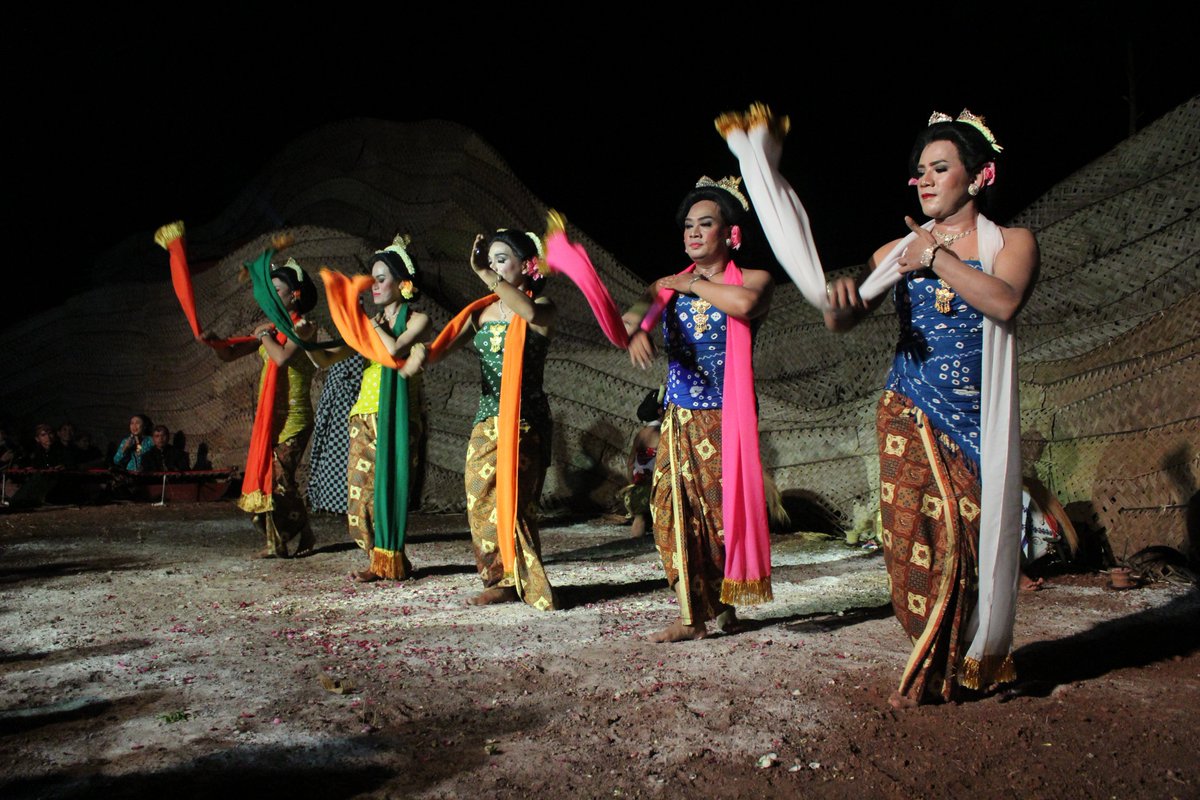nozelism's tweet photo. "Lgbt bikin tradisi dan moral negara hancur"

Meanwhile tradisi dan budaya indo : https://t.co/0DJq8t1WEc
