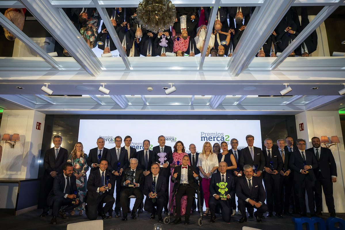 seguragc's tweet photo. Séptima edición de los premios Merca2 para reconocer a quienes contribuyen al desarrollo económico y al prestigio de España.

Los Cines Callao han recibido el premio coincidiendo con el centenario del emblemático edificio madrileño. https://t.co/SpsmXKG0qU