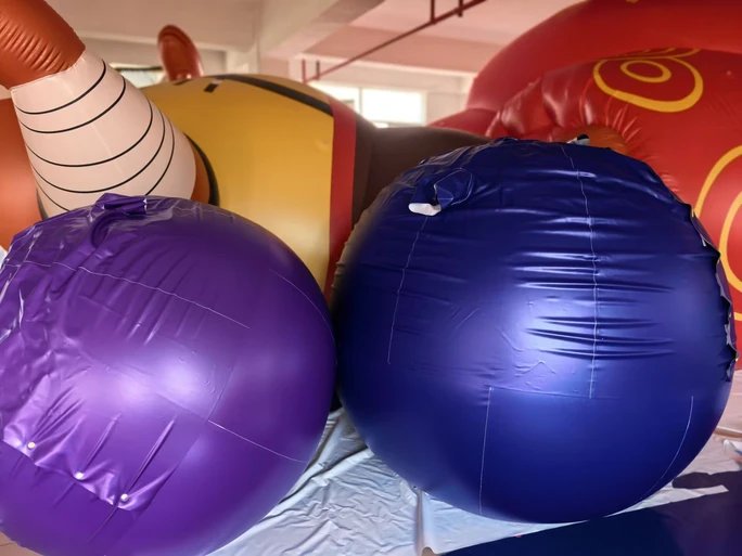 BeiLeInflatabl2's tweet photo. New design inflatable dark blue suit https://t.co/TV78M7h88N