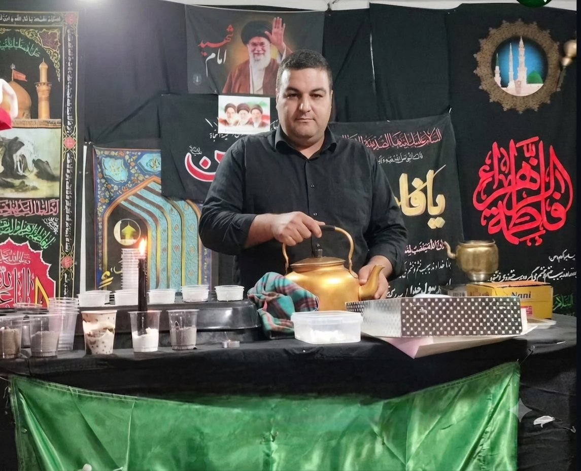 m_tajari's tweet photo. چایخانه موکب امام حسین(ع) فقط محل پذیرایی نیست؛ جایی است که عطر محبت، اخلاص و خدمت بی‌منت در آن جریان دارد. هر استکان چای، نمادی از فرهنگ حسینی و احترام به زائران است؛ فرهنگی که با همدلی و ایثار زنده می‌ماند.
#چایخانه_حسینی #موکب #امام_حسین https://t.co/wt4vqWQyF2