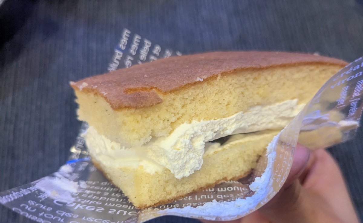 cheesy_eats's tweet photo. セブンイレブンで地域限定で売っているふあふあレーズンサンド、とても美味しい。生地に少し塩感あって、なんかスパイスっぽい風味もして、とてもとても美味しい。チョコも食べて、食感も凝ってて美味しいけど、レーズンサンドがより好きだ…。 https://t.co/WnkhhPShGf