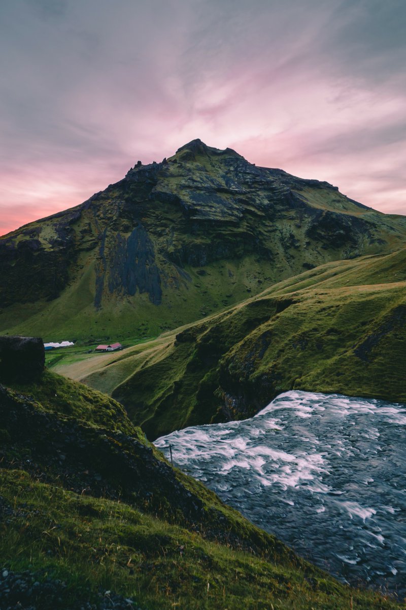 earthcurated's tweet photo. This isn't an abstract painting or an alien landscape. This is Iceland 🇮🇸 Earth builds things naturally that human artists could spend lifetimes trying to replicate. https://t.co/cVuyo8JwHY