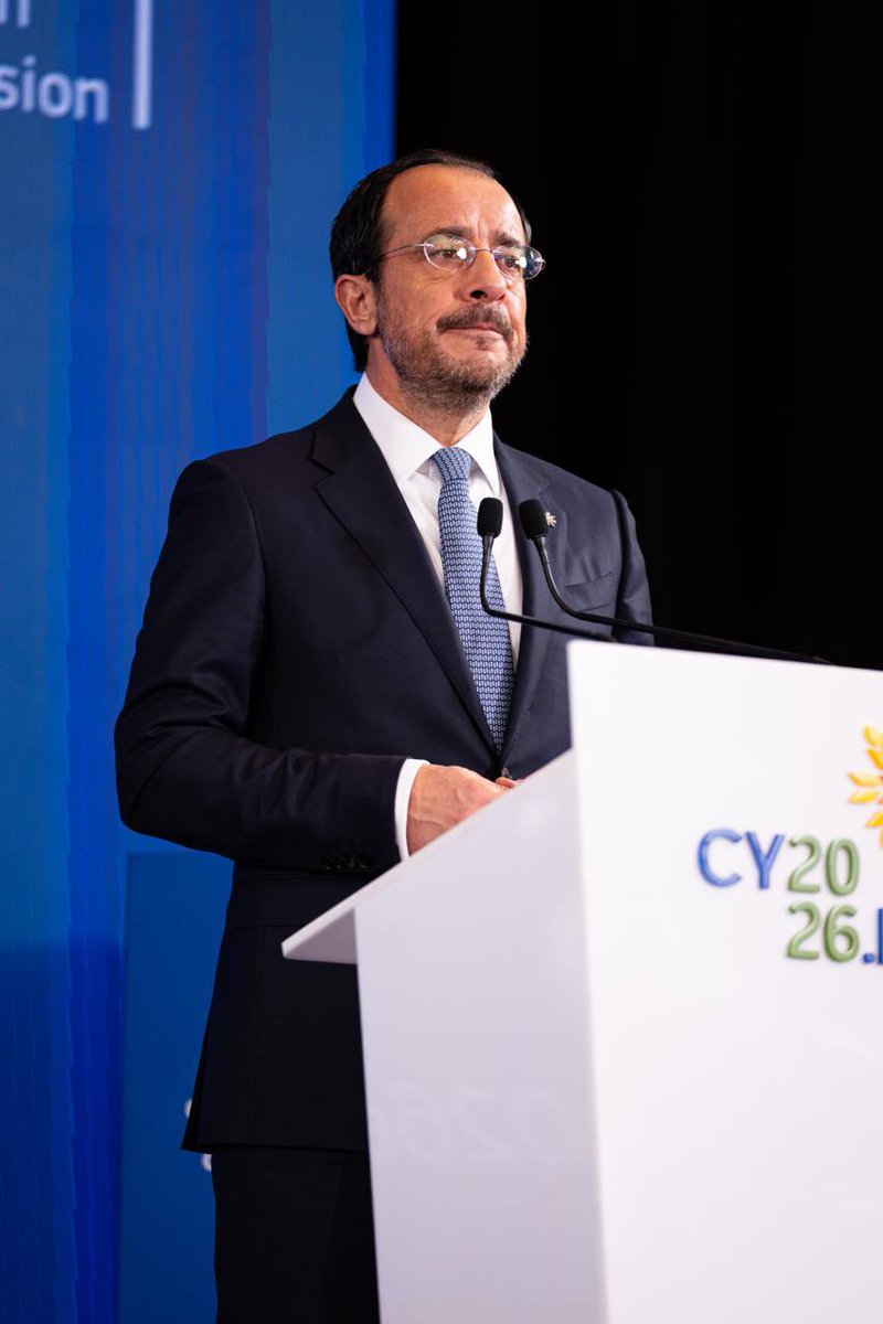 Christodulides's tweet photo. Σήμερα μπορεί ο κύκλος της Κυπριακής Προεδρίας να κλείνει συμβολικά, όμως εξίσου συμβολικά η Κυπριακή Προεδρία ανοίγει έναν άλλο.
 
Παρουσιάζουμε σήμερα εδώ, στο νοτιοανατολικότερο άκρο της ΕΕ, στο νησί μας, δύο εξαιρετικά σημαντικές στρατηγικές πρωτοβουλίες της Ευρωπαϊκής Επιτροπής: τη Στρατηγική για τα Νησιά και τη Στρατηγική για ανθεκτικές, ευημερούσες και βιώσιμες Παράκτιες Περιοχές, για τις οποίες γίνεται ειδική αναφορά και στα πρόσφατα Συμπεράσματα του Ευρωπαϊκού Συμβουλίου.
 
Για πρώτη φορά, μέσα από τις στρατηγικές αυτές, παρέχεται ένα ολοκληρωμένο και συνεκτικό πλαίσιο αντιμετώπισης των ιδιαίτερων προκλήσεων, αλλά και αξιοποίησης των ευκαιριών και προοπτικών των νησιωτικών και παράκτιων περιοχών της Ένωσης.

🇨🇾🇪🇺