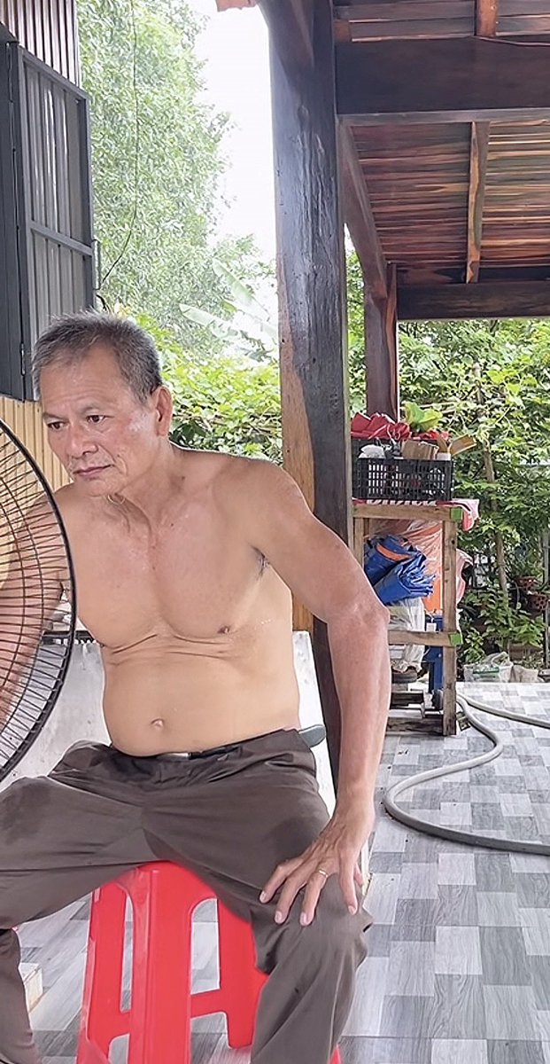 Sextubehsfc's tweet photo. ขอบคุณลุงที่ให้ความรักกับเด็กอย่างผม
ลุงบอกวันหยุดก็แวะมานะ เป็นบ้านสวนที่อบอุ่น
ลุงพาทำไร่ทำสวน ร้อนก็อาบน้ำ แล้วก็ดูทีวี
��่วนเรื่องอื่น ก็ ปฏิบัติให้ลุงเป็นอย่างดีครับ
ตอนนี้ไม่รู้ลุงหรือผมติดใจกันแน่ครับ555 https://t.co/qJ81PsOHMk