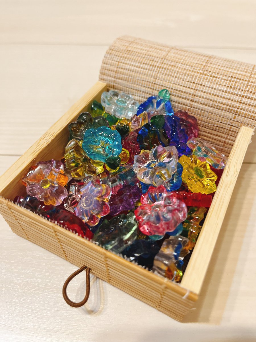 arare_hgd's tweet photo. #静岡妖怪創作展 19.20日に座敷童子へお声がけいただきますと、（百鬼夜行行列中は除く）交流の証として夏の庭に咲く花を模した小さなお土産をお渡しいたします。硝子細工のように涼やかなこの花は、座敷童子から貴方への感謝の贈り物です🌼✨夏の思い出のささやかな彩りとしてお持ち帰りください🧒🏻🫧 https://t.co/VTfyFPvTIa