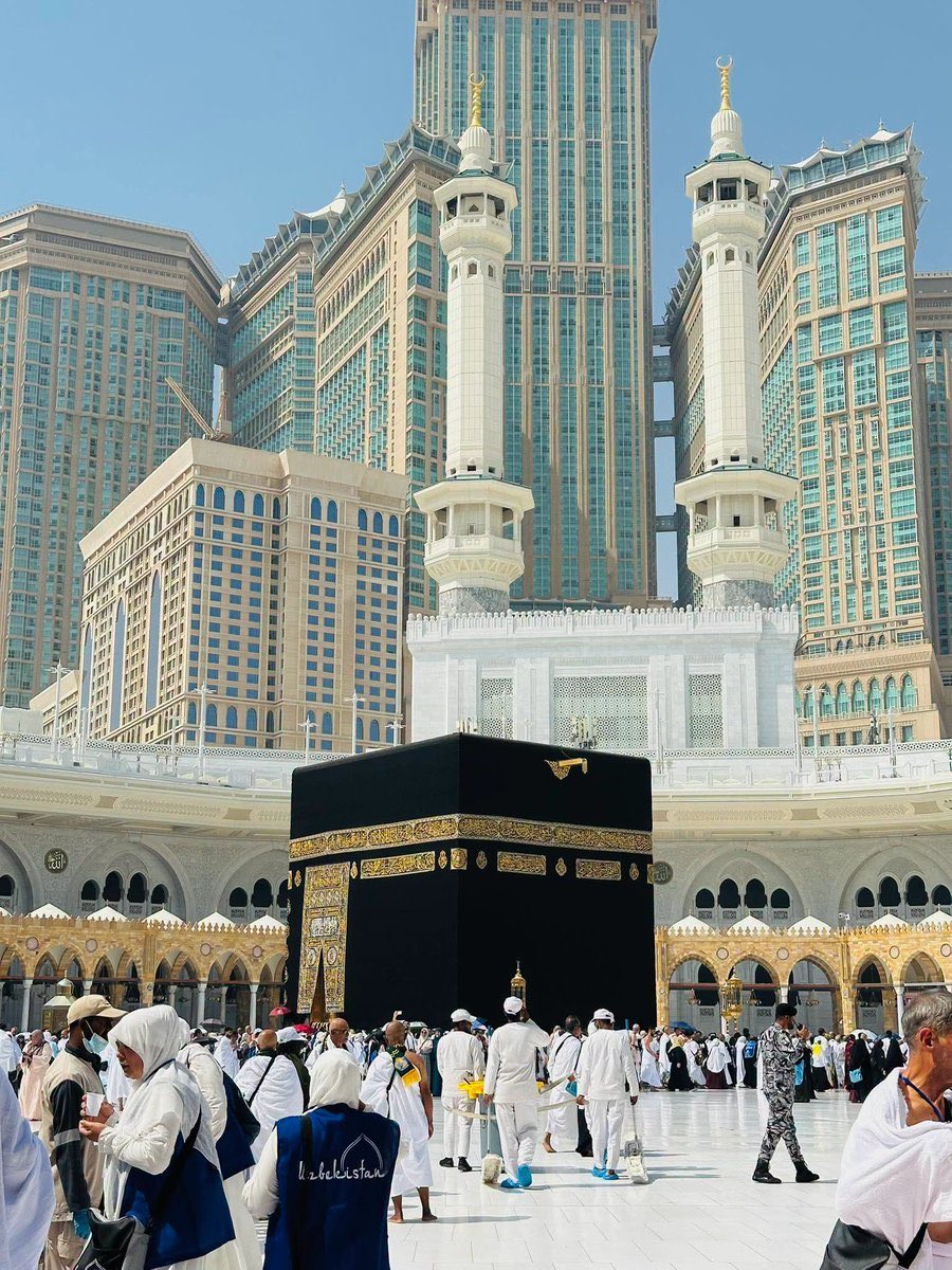HolyMakkah01's tweet photo. میرا کوئی نہیں ہے تیرے سوا🤍 https://t.co/GdD6vWm9xU