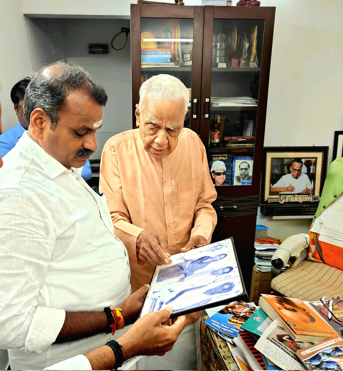 DrLMurugan's tweet photo. அண்மையில் பத்மஸ்ரீ விருதால் கௌரவிக்கப்பட்ட முன்னாள் அமைச்சர், சிறந்த மருத்துவரும் மூத்த அரசியல் தலைவருமான டாக்டர் எச்.வி. ஹண்டே அய்யா அவர்களை சென்னை, அமைந்தகரையில் உள்ள ஹண்டே மருத்துவமனையில் நேரில் சந்தித்து, எனது மனமார்ந்த வாழ்த்துகளைத் தெரிவித்தேன்.

அப்போது, மாண்புமிகு பாரதப் பிரதமர் திரு.@narendramodi அவர்களின் 12 ஆண்டுகால நல்லாட்சியின் சாதனைகளை விளக்கும் நூலை அவருக்கு வழங்கினேன். அவரது அன்பான வாழ்த்துகளையும், ஆசியையும் பெற்றது மகிழ்ச்சியளிக்கிறது.

@DrHVHande1