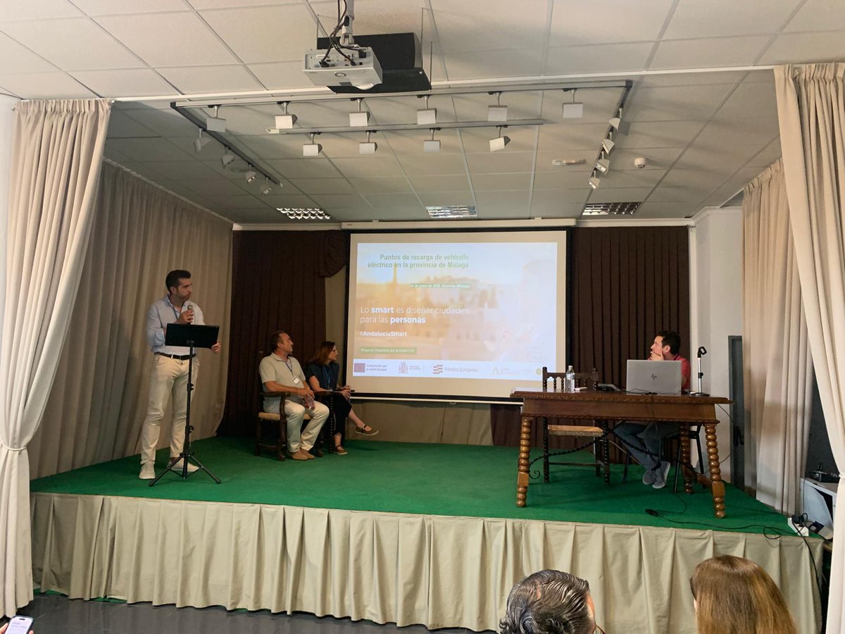 sandetel's tweet photo. 🚘 La movilidad inteligente ya avanza en #Málaga con el primer cargador de la #ordenCITI.

🟢 Como medio propio de @AndaluciaJunta, ejecutamos esta iniciativa de @UniversidadAnd que desplegará 30 puntos de recarga en 28 localidades para acercar soluciones #Smart al territorio. https://t.co/bKlwj00ukP