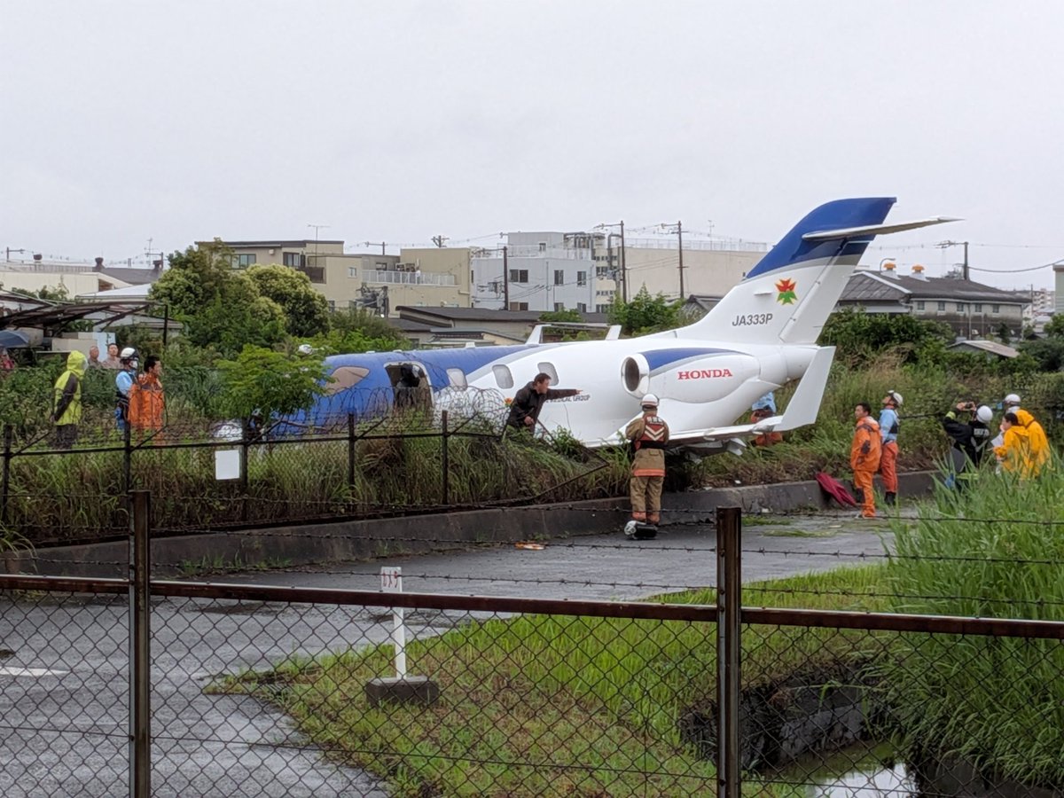 douraku_joutou's tweet photo. 何か帰り道(八尾空港)で、小型のビジネス(ホンダ)ジェットが、墜落？　オーバーラン？ https://t.co/8r35RS5lLv