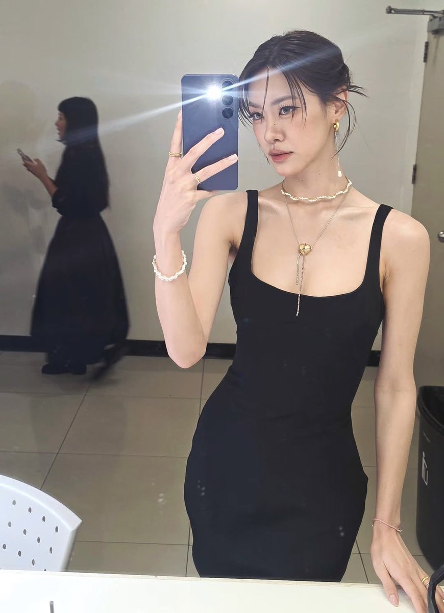 nukuptu_'s tweet photo. ห่างกันแค่วันเดียวด้วยซ้ำ ที่มาของคำว่าเป็นคนสวยที่หล่อมาก คนเดียวครบจบที่เอมี่ ทสร 😎🖤🐈‍⬛ ( #emiamily ) https://t.co/B2evUWcHl1