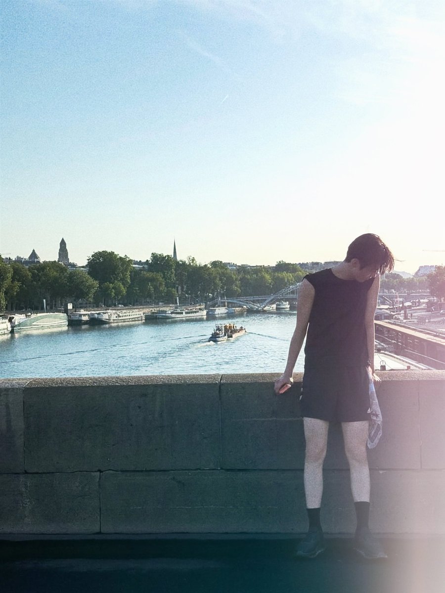 fileskeonho's tweet photo. #KEONHO Paris ⛲️ https://t.co/dVgNUS1yIJ