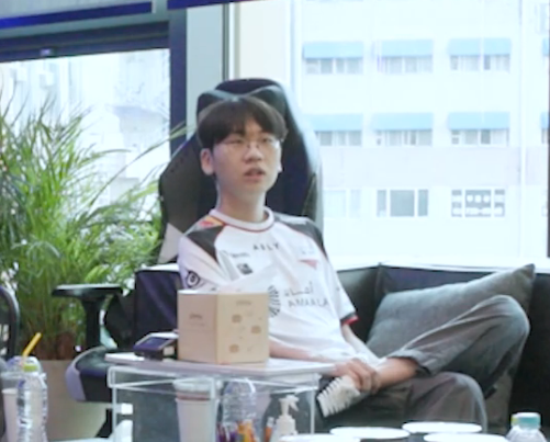 doranyang's tweet photo. why does it look like he has neko ears 🥹 https://t.co/IdqVo9eSy7