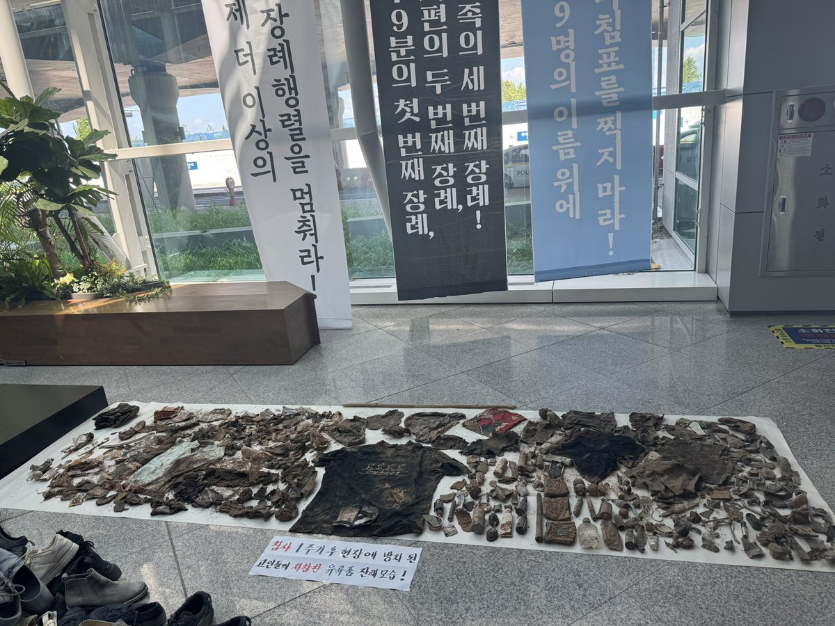 fiendpsk's tweet photo. 1229 무안공항 제주항공 여객기 참사
아직 진행중이며
유품이 매일 발견되고 있어
다시 시작일 수도 있습니다. 
아무것도 정리되지 않아
유가족은 아직도 무안 공항에 계십니다. 

진상규명! 책임자처벌!

막을 수 있었다. 살릴 수 있었다. 
마음상담소 첫 출장
무안. https://t.co/ZQ3NHD9wCE