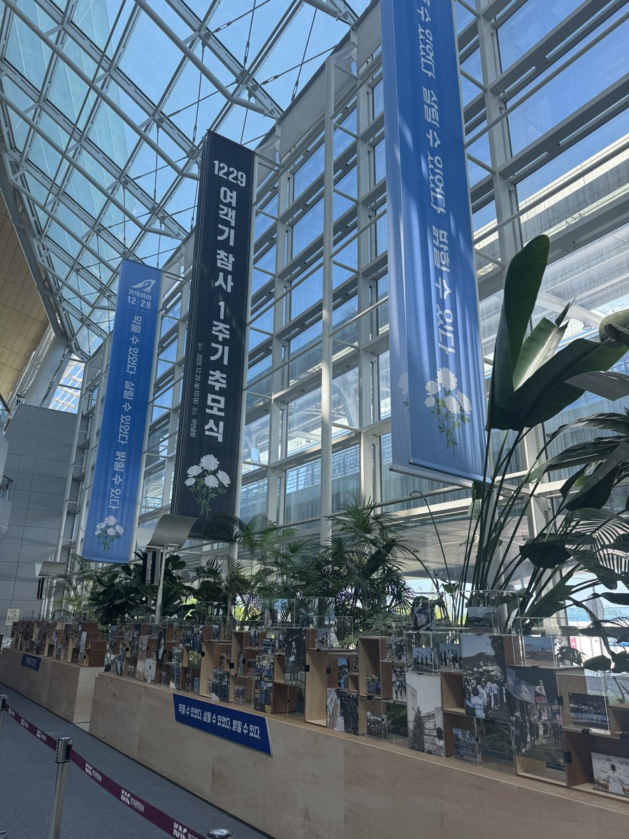 fiendpsk's tweet photo. 1229 무안공항 제주항공 여객기 참사
아직 진행중이며
유품이 매일 발견되고 있어
다시 시작일 수도 있습니다. 
아무것도 정리되지 않아
유가족은 아직도 무안 공항에 계십니다. 

진상규명! 책임자처벌!

막을 수 있었다. 살릴 수 있었다. 
마음상담소 첫 출장
무안. https://t.co/ZQ3NHD9wCE