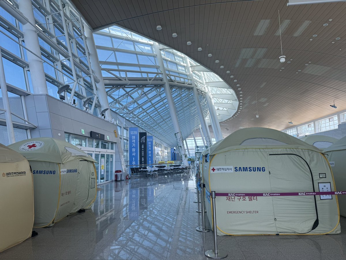 fiendpsk's tweet photo. 1229 무안공항 제주항공 여객기 참사
아직 진행중이며
유품이 매일 발견되고 있어
다시 시작일 수도 있습니다. 
아무것도 정리되지 않아
유가족은 아직도 무안 공항에 계십니다. 

진상규명! 책임자처벌!

막을 수 있었다. 살릴 수 있었다. 
마음상담소 첫 출장
무안. https://t.co/ZQ3NHD9wCE