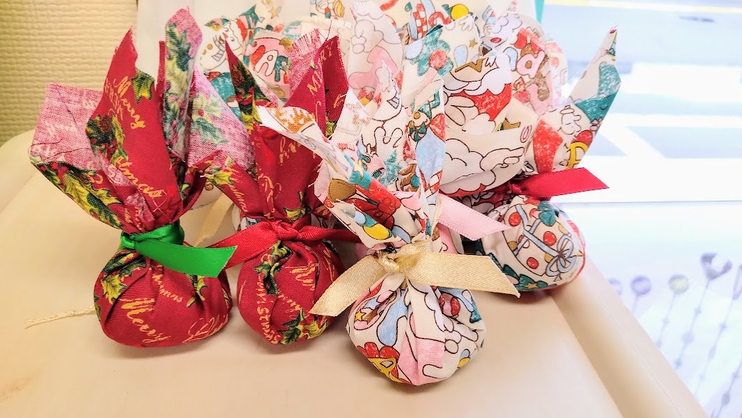 savaoo's tweet photo. 手が空いてるうちに先を見越して作業しておかねばならんので、今はクリスマスとかハロウィンとか秋冬の柄を作ってます。店頭に並ぶのは秋とか冬になってからです。今は夏の柄を売ってます～。 #mariarose https://t.co/Jj1b3ubBrr