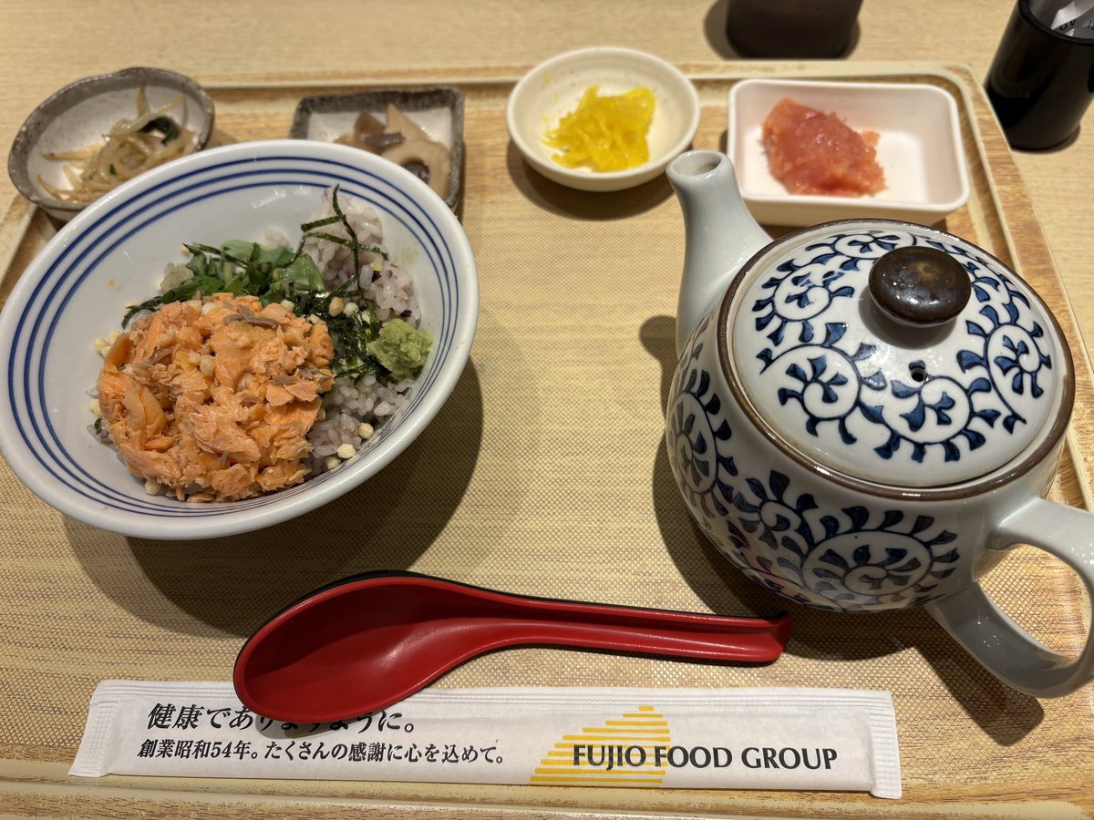 sumawiz1's tweet photo. 本日午後は打合せでした✨
お茶漬けって最近全然食べていないことに気付き、ランチは皆さんお腹にやさしものをチョイスしました😊
美味しかった✨
#町田お茶漬け
#勝手にチラシ作成 https://t.co/Nbtkvhm6Vh