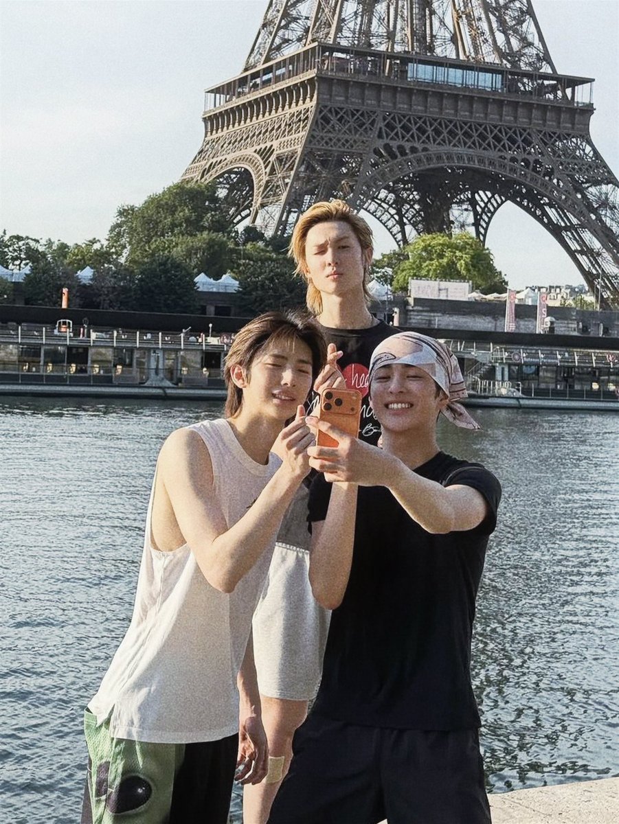fileskeonho's tweet photo. Paris air has something to talk about…… https://t.co/78oIDTOtz7