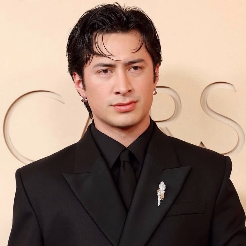 only4hudson's tweet photo. “The man is handsome, hygienic, and possesses the kind of pore-less skin that makes you want to reconsider your skincare” 😍 https://t.co/26P4AA2Tsv