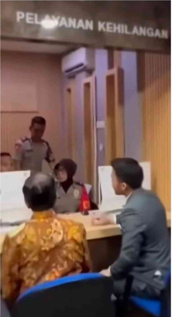 DokterTifa's tweet photo. 30 April 2025.
Tanggal dimana seseorang yang ada di foto ini datang ke POLDA Metro Jaya dan melaporkan saya dengan pasal yang tak tanggung-ganggung hukumannya: 8 tahun dan 12 tahun! 

Namun anehnya, orang itu ternyata datang ke kantor polisi. 
Lalu membuat laporan… di meja pelayanan kehilangan.

Dan di situlah semua orang waras se Indonesia tercengang. 
"Kehilangan apa yang dia laporkan? "
Atau... 
Apa yang sebenarnya sedang “dihilangkan”?

Waktu berjalan.
Hari berganti minggu.
Minggu berganti bulan.
Bulan berganti tahun. 

Narasi liar mulai tumbuh, tapi tanpa arah. Tanpa pegangan.
Semua orang menebak.

Lalu terjadilah 26 Juni 2026. 
Hari dimana saya dinyatakan bebas dari penahanan selama proses sidang atas pasal-pasal bengis setahun lalu. 

Pada tanggal itu saya diberi kesempatan melihat beberapa barang bukti. 
Dan seketika segala teka-teki 450 hari runtuh. 
Saya hanya bisa berucap:

"MasyaAllah ta barakallahu". 

Di detik itu semuanya, tiba-tiba masuk akal.

Ternyata, ini bukan hanya tentang sesuatu yang hilang.

Ini tentang sesuatu yang dibuat seolah-olah hilang.

Sebuah konstruksi.
Sebuah skenario.
Sebuah langkah kecil, yang jika dilihat sekilas tampak remeh,
tapi jika disusun dalam satu garis waktu, menjadi sangat presisi.

Sekarang coba kita ulang adegannya.

Seseorang datang ke kantor polisi.
Memilih meja pelayanan kehilangan.
Mencatat sesuatu sebagai “hilang”.

Pertanyaannya bukan lagi:
“apa yang hilang?”

Tapi:
“kenapa itu harus dinyatakan hilang… pada saat itu?”

Karena setelah saya melihat potongan bukti itu…

Saya tidak lagi melihat foto ini sebagai kejadian biasa.

Saya melihatnya sebagai:
titik awal dari sebuah narasi yang dirancang.

Dan jika satu titik awal saja sudah tidak jujur,
maka seluruh cerita setelahnya…
patut dipertanyakan.

Ini bukan tentang satu orang.
Bukan tentang satu laporan.

Ini tentang bagaimana kebenaran bisa dibentuk, 
pelan, rapi, administratif, 
tanpa suara.

Sampai suatu hari, ketika semuanya sudah terlalu jauh,
orang baru sadar, semua adegan yang dipertontonkan, adalah fiksi. 

Seperti berkali-kali saya katakan, peristiwa ini sesungguhnya tidak harus dipaksakan menjadi sidang pengadilan. 

Akan malu kita semua senegara. 
Betul-betul malu.